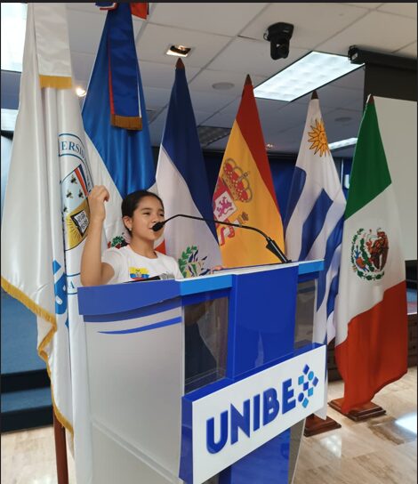 Joven poeta azogueña Sofía Mueses destaca internacionalmente y llena de orgullo al Ecuador.