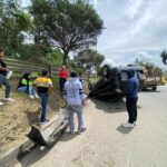 «Accidente por vuelco derivado de acumulación hídrica en la calzada.