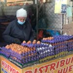 Crisis en la producción de huevos en Ecuador: el mercado está saturado y productores pierden millones.