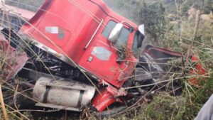 Un siniestro vial en la carretera Cuenca – Molleturo resultó en una persona lesionada y una alerta por posible afectación ambiental.