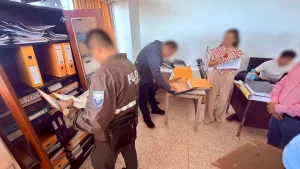 Fiscalía irrumpe en Municipio de Macará por presunto tráfico de influencias en permisos mineros.