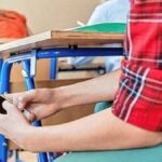 Uso de celulares en aulas seguirá regulado en Ecuador durante 2026.