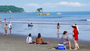 Feriado en Ecuador: viajar en familia puede costar hasta USD 1.000 entre transporte, hospedaje y alimentación.