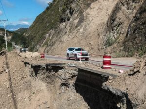 Continúa el desarrollo de obras y análisis técnicos enfocados en restaurar la conectividad en la ruta Cuenca-Girón-Pasaje.