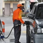 Los combustibles suben de precio en medio de la escasez.