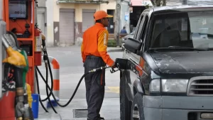 Los combustibles suben de precio en medio de la escasez.