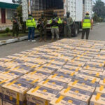 Decomisan más de 37.000 cervezas ilegales en operativo en Manabí.