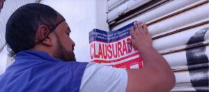 Arcsa clausuró un chifa en Cuenca tras hallar cucarachas, rastros de babosas y ratas.