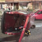 Reportan dos personas heridas debido al vuelco de un auto ocurrido en la intersección de la avenida 12 de Octubre.