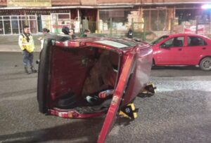 Reportan dos personas heridas debido al vuelco de un auto ocurrido en la intersección de la avenida 12 de Octubre.