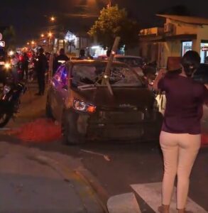 Una mujer falleció y su pareja resultó herida tras choque de motocicleta con un vehículo en el suroeste de Guayaquil.