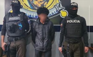 Capturan en la terminal de Cuenca a un sospechoso que conducía una moto con reporte de robo.