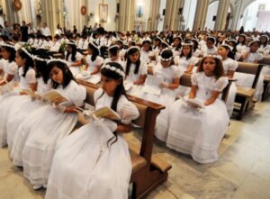 Inicia el cronograma de primera comunión y confirmación 2026 en la catedral de Azogues.