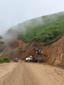 El Ministerio de Transporte y Obras Públicas (MTOP) alista el arranque de intervenciones integrales en la carretera Cuenca-Molleturo-El Empalme.