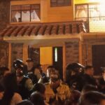 Un grupo de padres rodea una casa en la Ciudadela Kennedy tras reportarse la presencia de un docente investigado por abuso sexual.