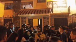Un grupo de padres rodea una casa en la Ciudadela Kennedy tras reportarse la presencia de un docente investigado por abuso sexual.