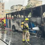 Bus se incendia en la avenida Francisco de Orellana, en el norte de Guayaquil.