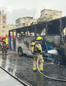 Bus se incendia en la avenida Francisco de Orellana, en el norte de Guayaquil.