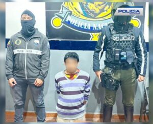  En pleno centro de Cuenca, la policía detuvo a un ciudadano presuntamente implicado en el microtráfico de drogas.