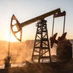 El petróleo cae por debajo de los USD 80 tras anuncio de reapertura del estrecho de Ormuz.