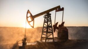 El petróleo cae por debajo de los USD 80 tras anuncio de reapertura del estrecho de Ormuz.
