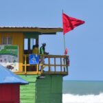 12 playas de Ecuador bajo bandera roja por fuerte oleaje, advierte Inocar.