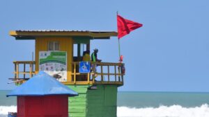 12 playas de Ecuador bajo bandera roja por fuerte oleaje, advierte Inocar.