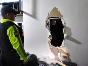 Roban dos locales en el centro de Cuenca haciendo un agujero en la pared.