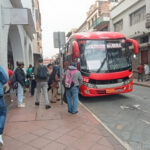 El transporte urbano en Cuenca recorta su servicio nocturno en medio de un conflicto por la tarifa.