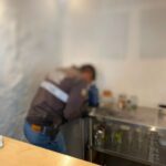 Ladrones asaltaron un café estudio ubicado en el centro de Cuenca.