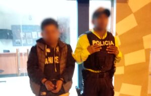 Un ciudadano fue arrestado por agredir físicamente a un agente de tránsito de la EMOV en Cuenca.