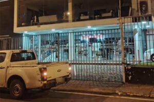 Registran nuevo atraco a un local comercial en Cuenca.