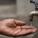 Camiones cisterna reparten agua potable en las zonas perjudicadas por los cortes en Cuenca.