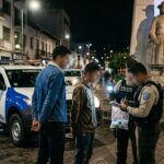 Cuenca: Dos ciudadanos bajo arresto tras ser encontrados con drogas en la Chola Cuencana.