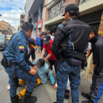 Agentes de la guardia municipal capturan a un individuo acusado de hurtar un teléfono celular en el centro de Cuenca.
