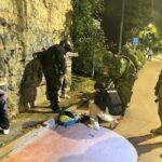El Gobernador de Azuay critica a jueces y fiscales tras la liberación de un sospechoso capturado con sustancias ilícitas.