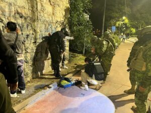 El Gobernador de Azuay critica a jueces y fiscales tras la liberación de un sospechoso capturado con sustancias ilícitas.