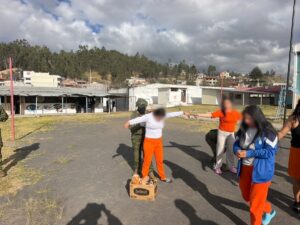 Policía Nacional decomisa 12 celulares durante intervención en cárcel de mujeres de Azogues