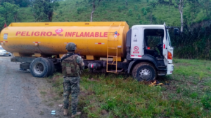 Tanquero con 2.800 galones de combustible es retenido en Cañar