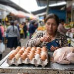 Precio del pollo y los huevos aumenta y golpea el bolsillo de los ecuatorianos