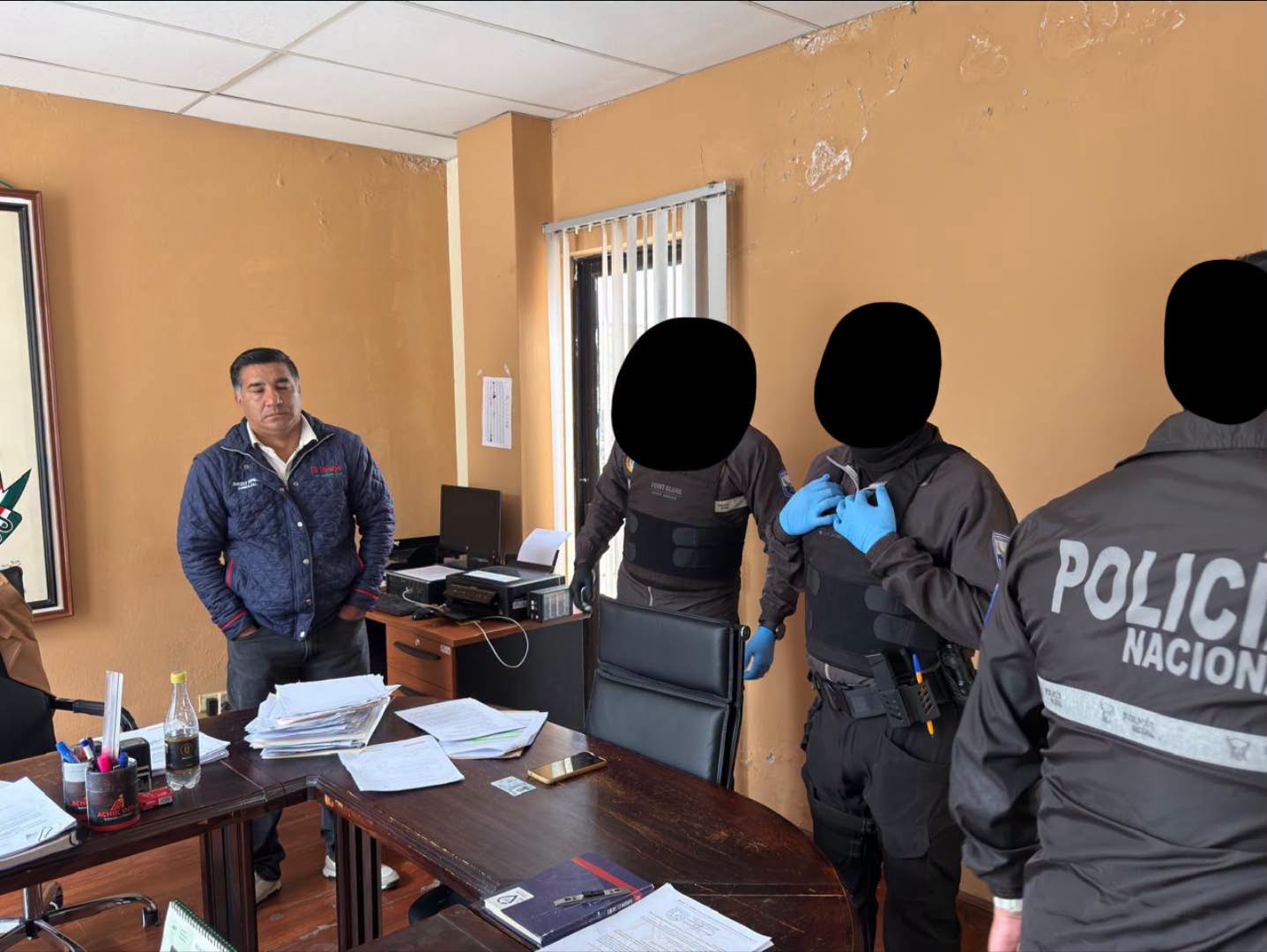 Operativo en Cañar deja tres detenidos por presunto peculado vinculado a evento municipal.