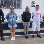Aprehenden a tres sospechosos luego del asalto a un negocio en la vía Cuenca-Azogues.