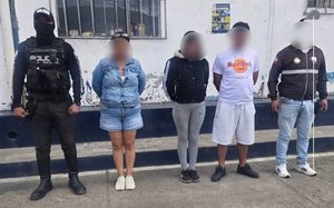 Aprehenden a tres sospechosos luego del asalto a un negocio en la vía Cuenca-Azogues.