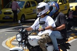 Ajustan el proyecto de ordenanza sobre la movilidad de dos personas en moto para el segundo debate en Cuenca.