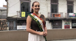 Reina de Azogues impulsa campaña de donación de útiles escolares para familias de escasos recursos