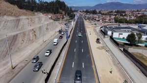 Inicia operaciones el primer paso elevado en la autopista Cuenca-Azogues mientras se define el tiempo para culminar la segunda estructura.