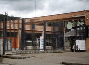 Tres privados de la libertad murieron en el centro penitenciario de Turi. ¿Qué provocó sus decesos?